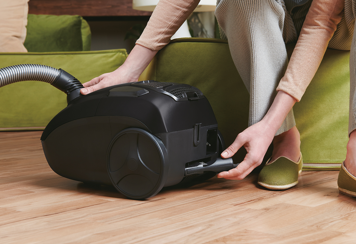 Μία γυναίκα αφαιρεί από το σώμα της σκούπας το αξεσουάρ